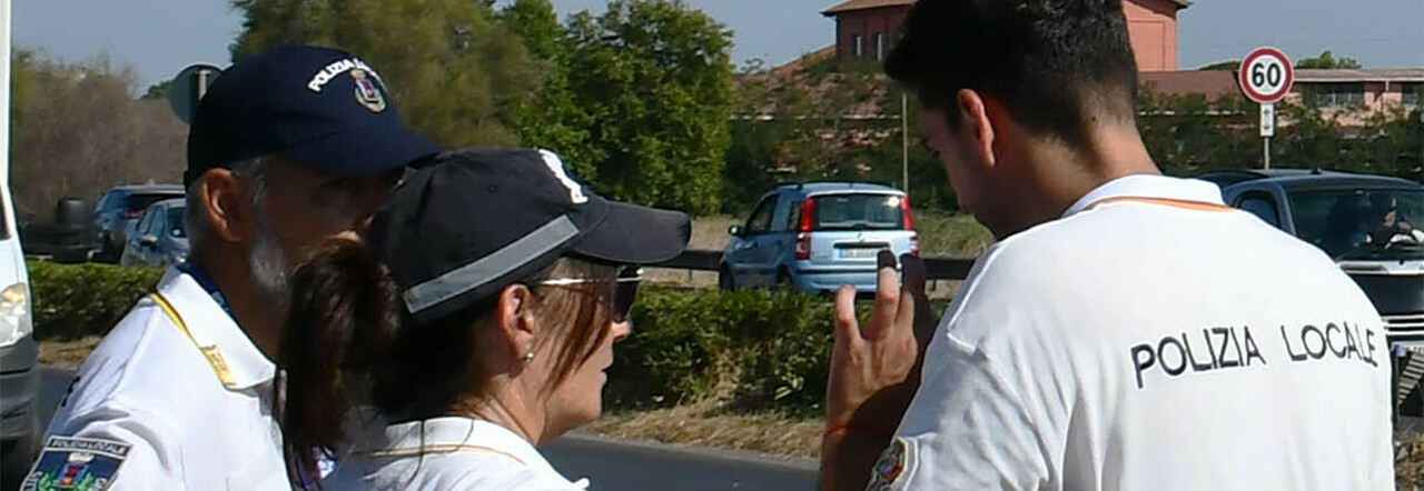 Ruba Auto Ai Vigili Che La Inseguono In Taxi Il Furto Durante I