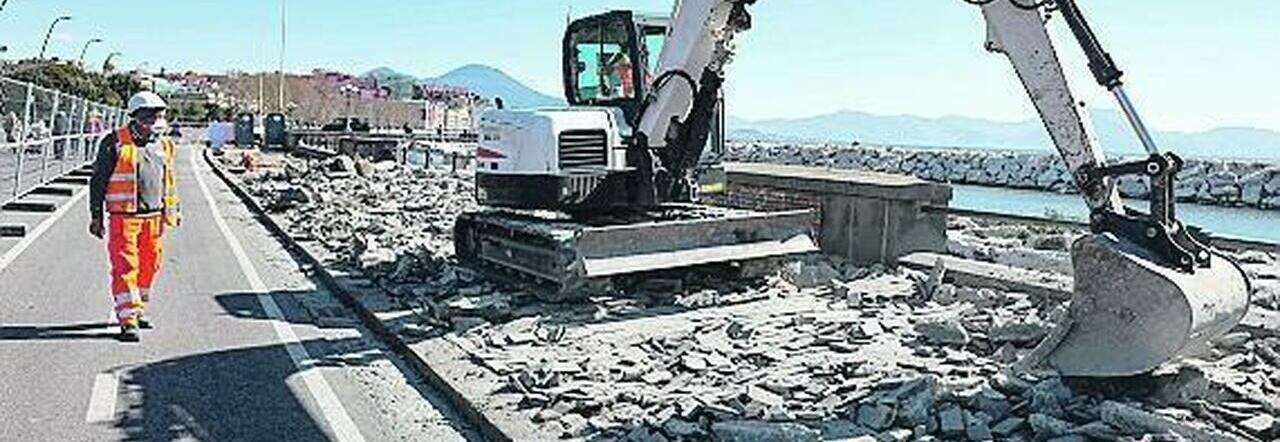 Lungomare di Napoli lavori in corso marciapiede senza più buche