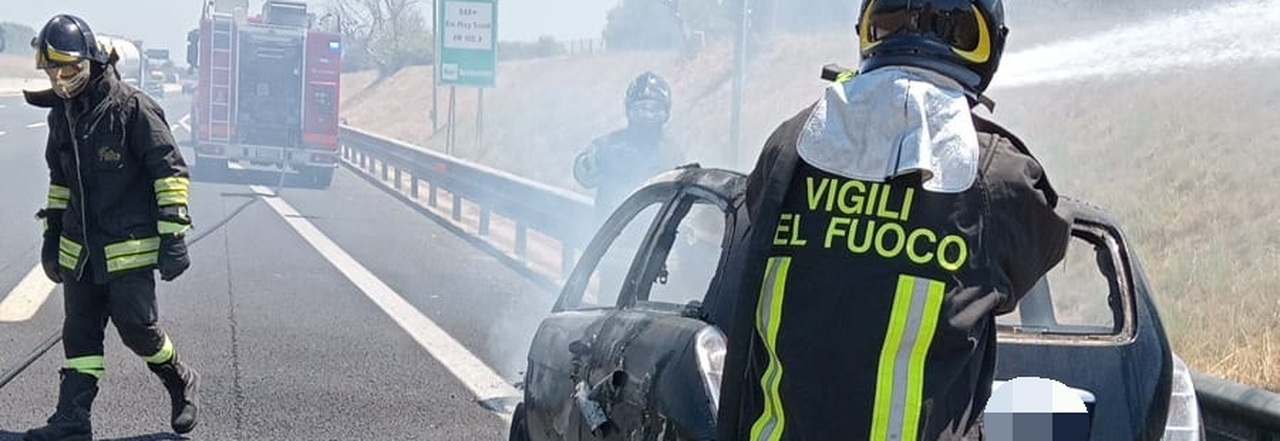 Santa Maria Capua Vetere Auto In Fiamme In Autostrada Incendio Lungo