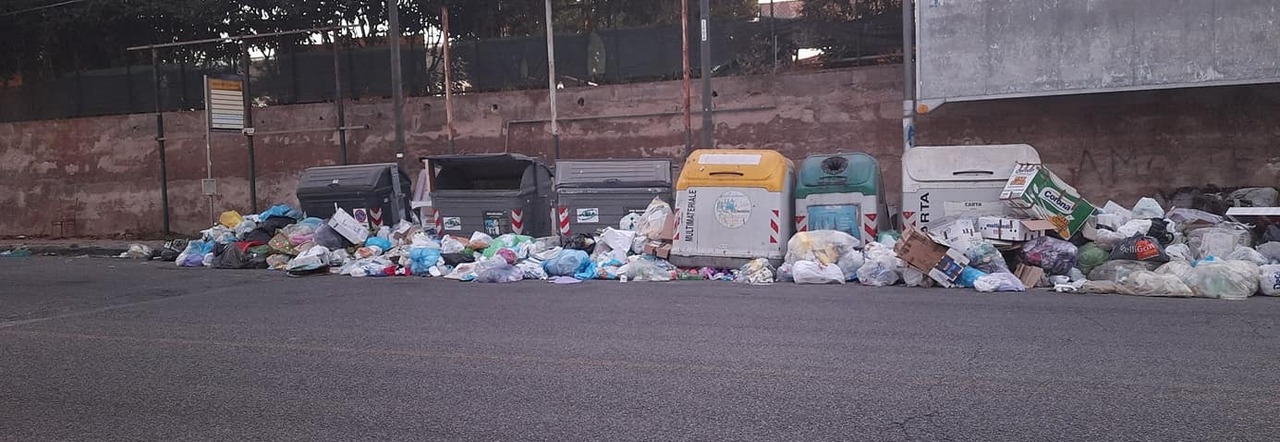 Emergenza Rifiuti A Napoli Cumuli Di Spazzatura Alla Fermata Del Bus