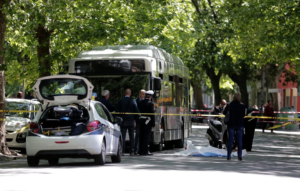 Roma Scontro Tra Un Auto E Un Mezzo Atac Muore Centauro