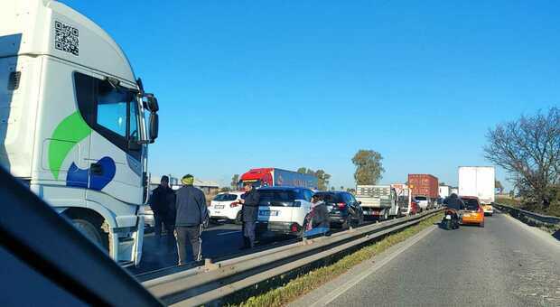 Roma Sulla Pontina Maxi Incidente Tra Auto Con Tre Feriti 10