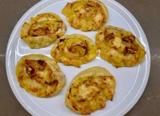 Girelle di pasta sfoglia e patate: l’antipasto vincente Girelle di pasta sfoglia e patate