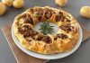 Corona di pasta sfoglia patate e salsiccia: scenografica, gustosa e pronta in poco tempo Corona di pasta sfoglia patate e salsiccia