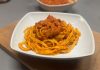 Tagliatelle al ragù di salsiccia, il piatto ricco e avvolgente che profuma di casa Tagliatelle al ragù di salsiccia