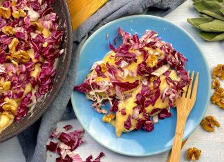 Scaloppine di pollo filanti con radicchio e noci, l’idea salva-cena per quando hai poco tempo Scaloppine di pollo al radicchio