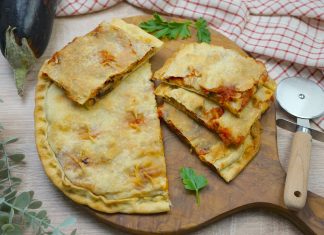 Schiacciata alla parmigiana, l’idea sfiziosa senza lievitazione! Schiacciata alla parmigiana
