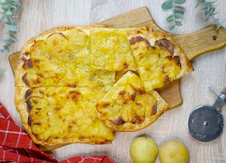 Schiacciata patate e provola: senza lievito e super scrocchiarella