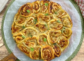 Torta di rose salata salsiccia e stracchino: la ricetta infallibile da condividere Torta di rose salata salsiccia e stracchino