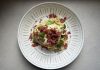 Pesto di limoni con bresaola croccante, un piatto che sa di freschezza