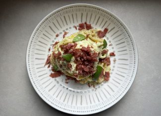 Pesto di limoni con bresaola croccante, un piatto che sa di freschezza