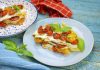 Millefoglie di pane carasau: la ricetta estiva con feta e pomodorini arrostiti