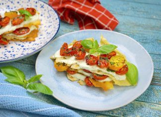 Millefoglie di pane carasau: la ricetta estiva con feta e pomodorini arrostiti