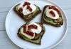 Bruschette estive con pesto di rucola, melanzane, pomodori secchi e mozzarella: buonissime!