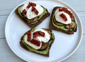 Bruschette estive con pesto di rucola, melanzane, pomodori secchi e mozzarella: buonissime!
