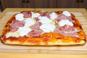 Pizza in teglia con crudo e stracciatella: tutti i passaggi per l’impasto perfetto