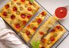 Focaccia all’olio EVO con olive e pomodorini: facile, soffice e irresistibile Focaccia all'olio EVO con olive e pomodorini - Colavita