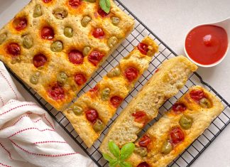 Focaccia all’olio EVO con olive e pomodorini: facile, soffice e irresistibile Focaccia all'olio EVO con olive e pomodorini - Colavita