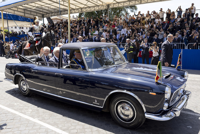 La Lancia Flaminia Presidenziale accompagna il Presidente Mattarella alla celebrazione del 2 giugno