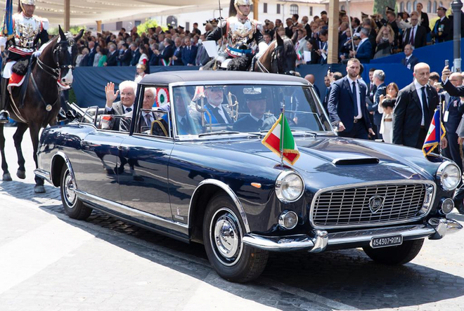 La Lancia Flaminia Presidenziale accompagna il Presidente Mattarella alla celebrazione del 2 giugno