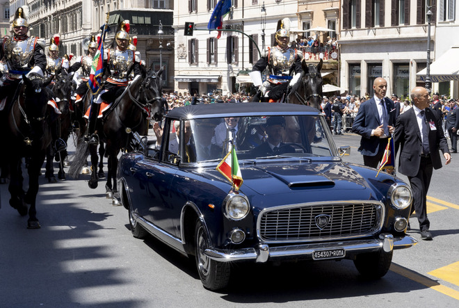 La Lancia Flaminia Presidenziale accompagna il Presidente Mattarella alla celebrazione del 2 giugno