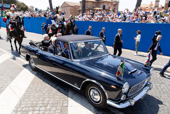 La Lancia Flaminia Presidenziale accompagna il Presidente Mattarella alla celebrazione del 2 giugno