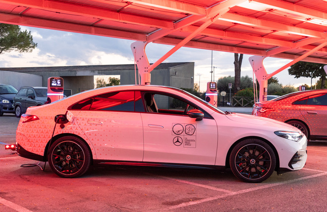 Mercedes, nuova CLA 250+ conquista il GRA: 10 giri e oltre 700 km con un pieno di energia