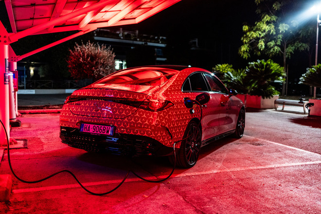 Mercedes, nuova CLA 250+ conquista il GRA: 10 giri e oltre 700 km con un pieno di energia