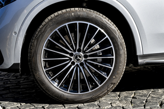 Mercedes GLC 2026: in strada il restyling