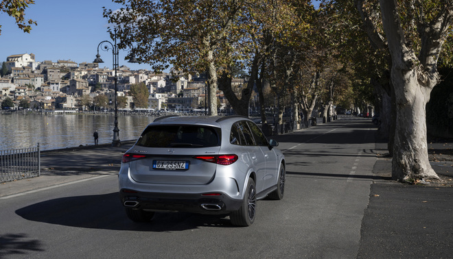 Mercedes GLC 2026: in strada il restyling