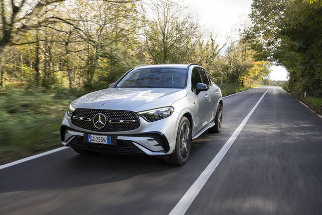 Mercedes GLC 2026: in strada il restyling