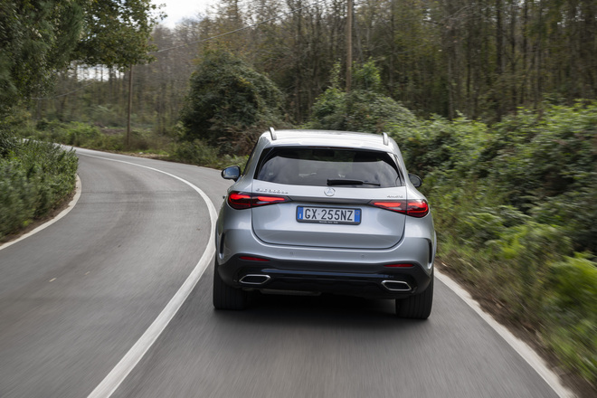 Mercedes GLC 2026: in strada il restyling