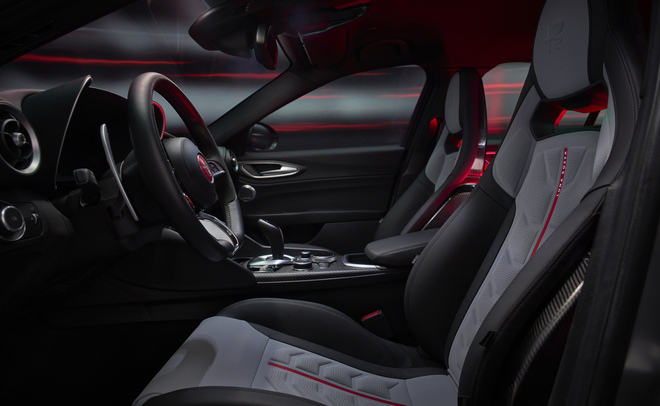 Giulia Quadrifoglio Luna Rossa