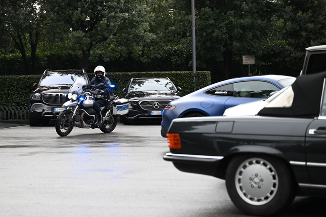 Mercedes celebra 140 anni a Roma con una spettacolare parata di 60 auto