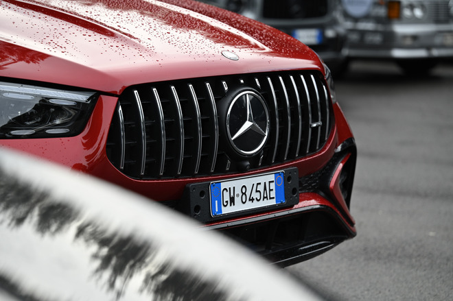 Mercedes celebra 140 anni a Roma con una spettacolare parata di 60 auto