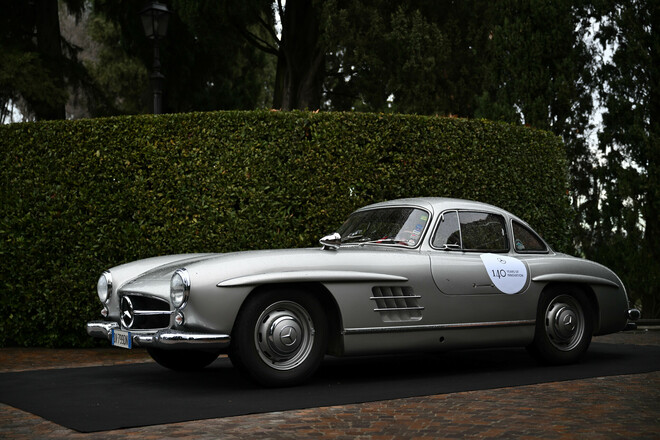 Mercedes celebra 140 anni a Roma con una spettacolare parata di 60 auto