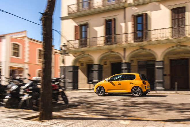 Renault Twingo E-Tech, la city-car green accessibile e versatile