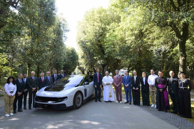 Ferrari, la nuova Luce presentata a Papa Leone XIV a Castelgandolfo