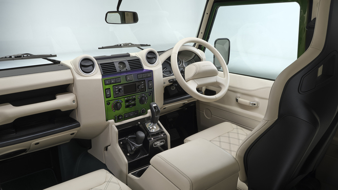 Land Rover Defender Classic V8 sfoggia una colorazione cangiante