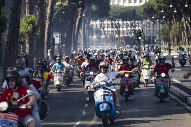 25.000 Vespa da 67 Paesi sfilano per Roma