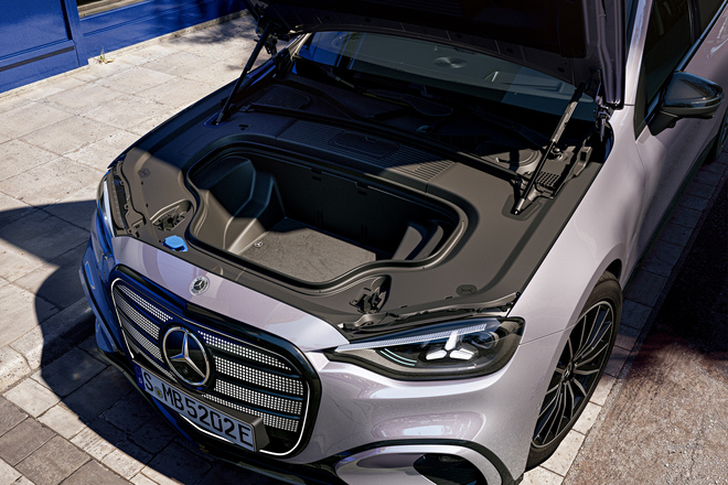 ​Mercedes Classe C, la berlina cambia volto ed è solo elettrica