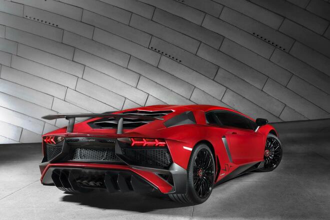 La dinastia Super Veloce continua: dalla Miura SV alla Revuelto SV