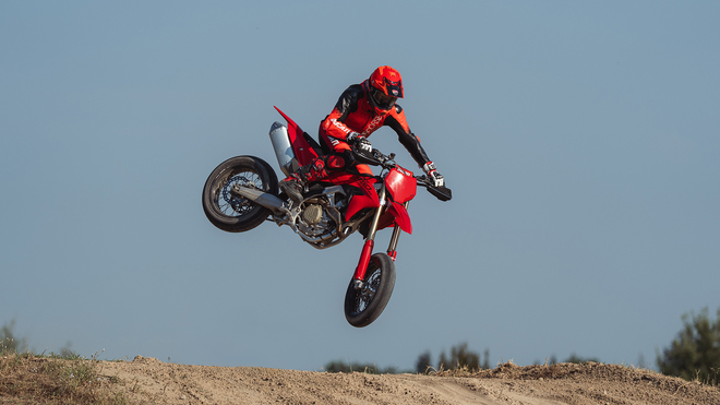 Desmo 450 SM, Ducati entra nel mondo supermotard racing