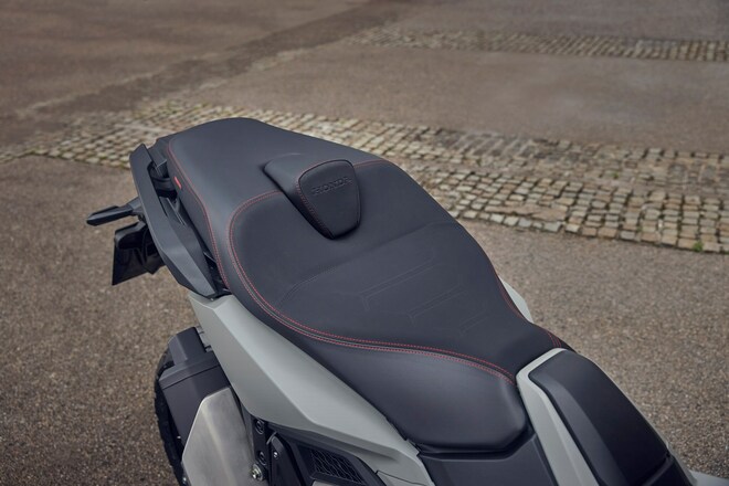 X-ADV my 2025, lo scooter crossover di Honda cambia faccia
