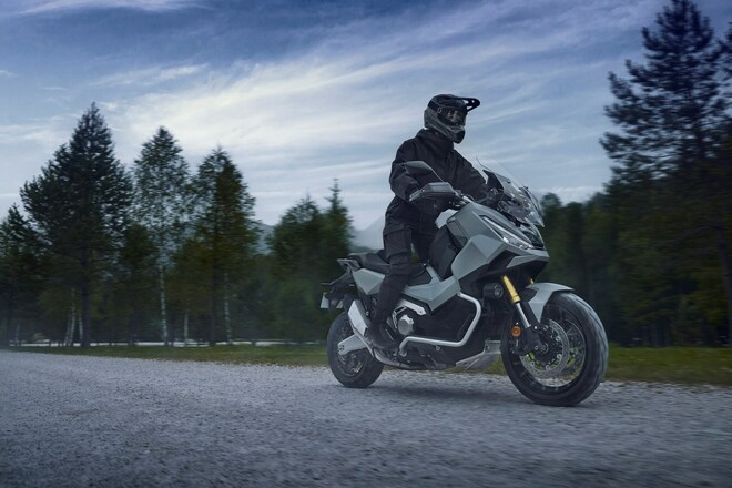 X-ADV my 2025, lo scooter crossover di Honda cambia faccia
