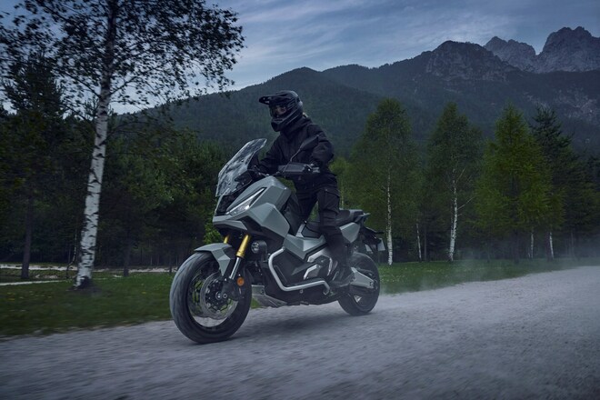 X-ADV my 2025, lo scooter crossover di Honda cambia faccia