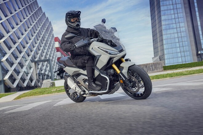 X-ADV my 2025, lo scooter crossover di Honda cambia faccia
