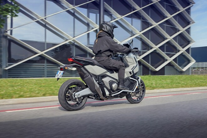 X-ADV my 2025, lo scooter crossover di Honda cambia faccia