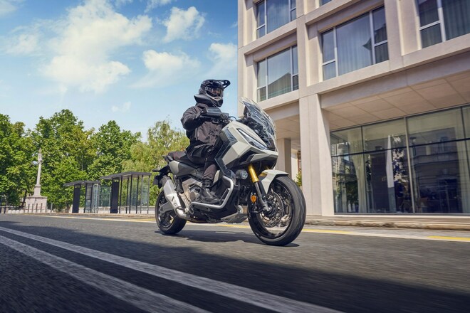 X-ADV my 2025, lo scooter crossover di Honda cambia faccia