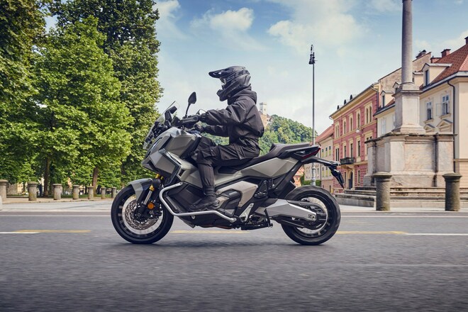 X-ADV my 2025, lo scooter crossover di Honda cambia faccia